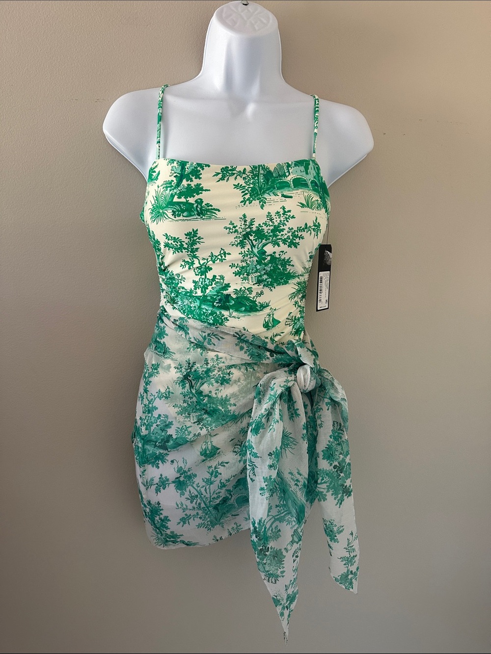 Gianni Bini Women’s Green Toile One Piece Swimsuit & Short Sarong  NWT Sz Medium